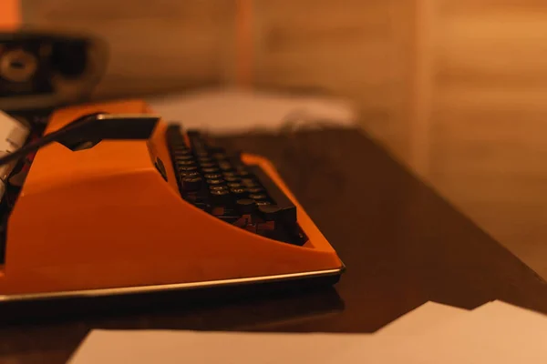Máquina de escribir retro en escritorio de madera - foto de stock
