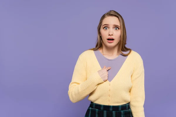 Шокированная молодая женщина указывая на себя изолированы на фиолетовый — Stock Photo