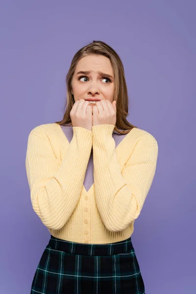 Mujer joven asustada mirando hacia otro lado aislado en púrpura - foto de stock