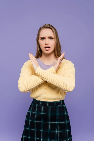 Scioccato giovane donna che non mostra alcun gesto isolato su viola — Foto stock