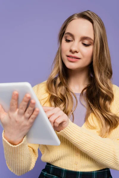 Giovane donna utilizzando tablet digitale isolato su viola — Foto stock