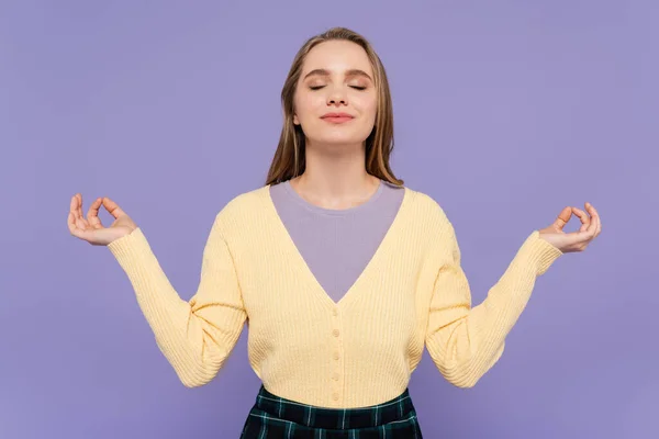 Молода жінка з закритими очима роздумує ізольовано на фіолетовому — Stock Photo