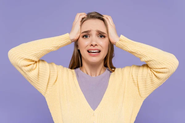 Gestresste junge Frau berührt Kopf isoliert auf lila — Stockfoto