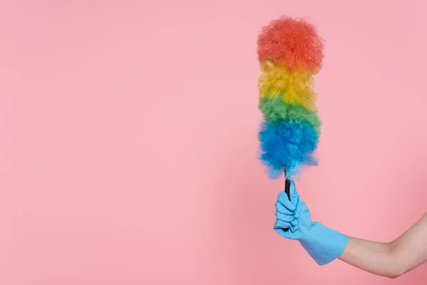 Vue partielle de la femme en gant de caoutchouc tenant brosse à poussière isolé sur rose — Photo de stock