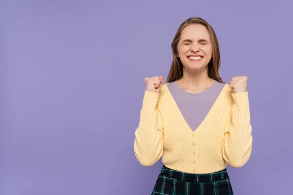 Excité jeune femme montrant oui geste isolé sur violet — Photo de stock