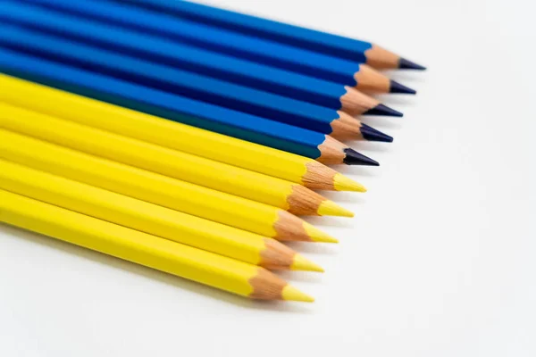 Vista de cerca de lápices de color amarillo y azul sobre fondo blanco - foto de stock