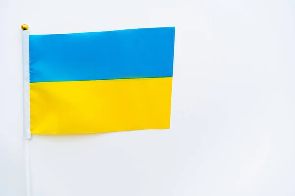 Draufsicht der ukrainischen Flagge auf weißem Hintergrund mit Kopierraum — Stockfoto