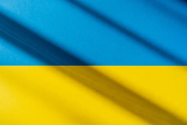 Draufsicht auf die ukrainische Flagge mit Schatten — Stockfoto