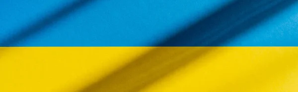 Vue du dessus du drapeau ukrainien avec ombre, bannière — Photo de stock