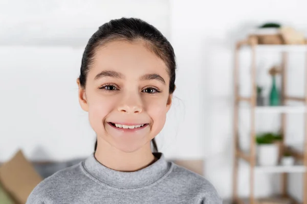 Ritratto di felice preteen ragazza guardando la fotocamera a casa — Foto stock