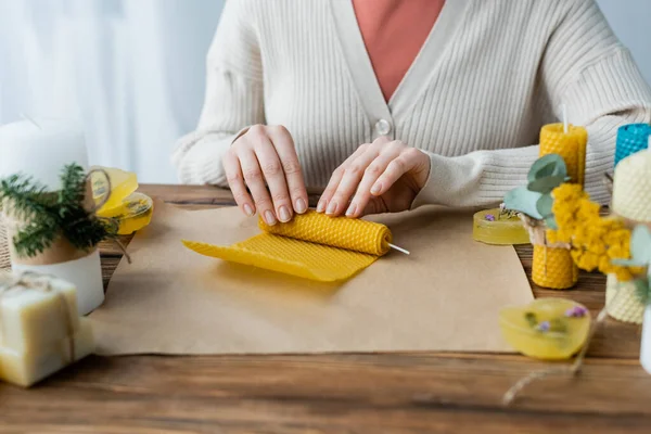 Ausgeschnittene Ansicht einer Handwerkerin, die zu Hause Kerzen auf Bastelpapier herstellt — Stockfoto