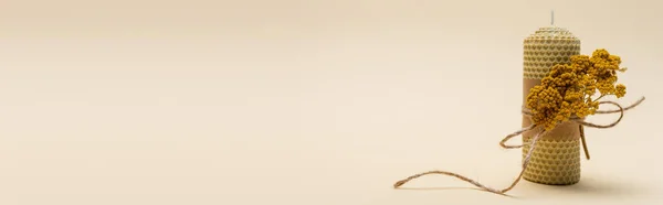 Candela fatta a mano con fiore secco su sfondo beige, banner — Foto stock