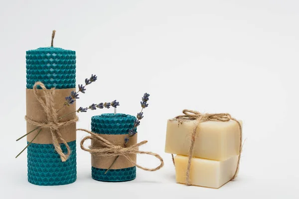 Sabão artesanal e velas com lavanda sobre fundo cinza — Fotografia de Stock