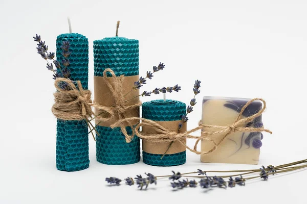 Jabón y velas hechas a mano con cordel y lavanda sobre fondo blanco - foto de stock