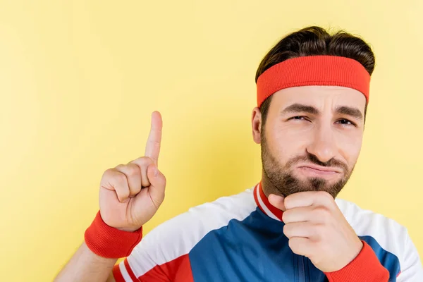 Sportsman pensativo que tem ideia isolada no amarelo — Fotografia de Stock