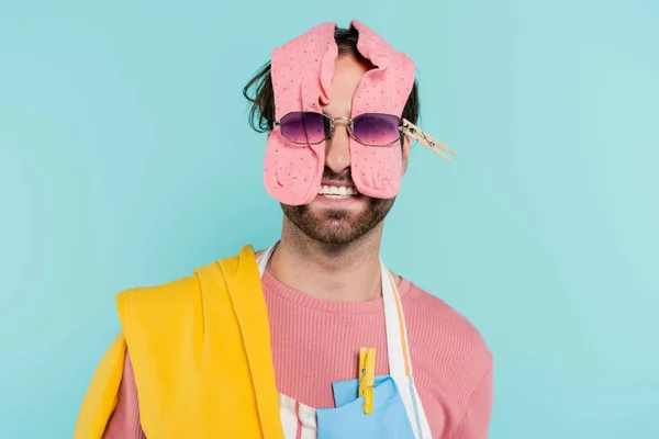 Hombre sonriente en gafas de sol y ropa aislada en azul - foto de stock