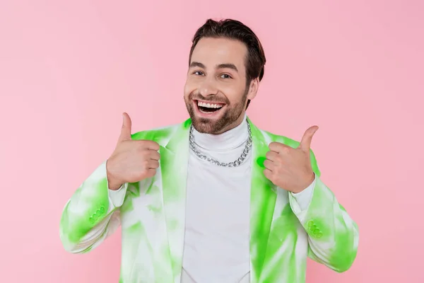 Cheerful stylish man showing thumbs up isolated on pink — Stock Photo