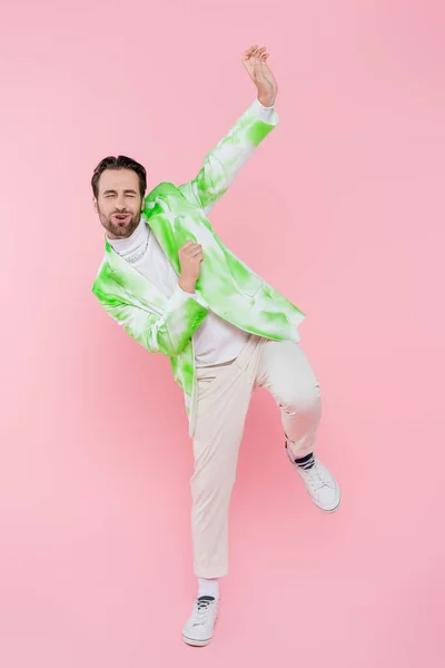 Homem elegante dançando com olhos fechados no fundo rosa — Fotografia de Stock