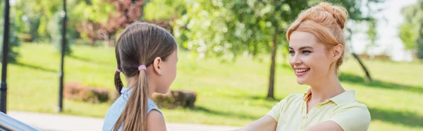 Glückliche Frau schaut Tochter im Sommerpark an, Banner — Stockfoto