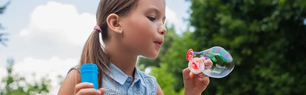 Bulle de savon enfant soufflant à l'extérieur en été, bannière — Photo de stock