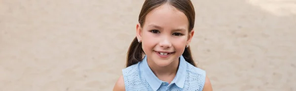 Retrato de menina alegre olhando para câmera ao ar livre, banner — Fotografia de Stock