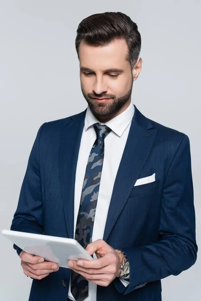 Brünette Ökonomin im blauen Blazer mit digitalem Tablet isoliert auf grau — Stockfoto