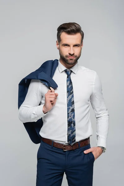 Économiste en chemise blanche debout avec la main dans la poche et regardant la caméra isolée sur gris — Photo de stock