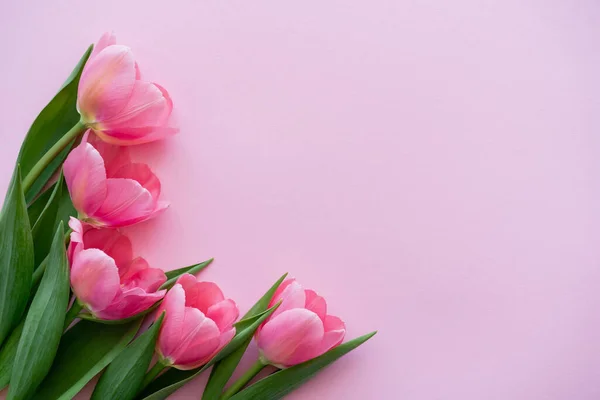 Vue de dessus du bouquet de fleurs fleuries isolé sur rose — Stock Photo