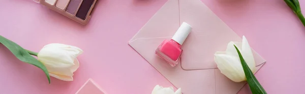 Vista superior de tulipanes blancos cerca de sobre y esmalte de uñas en rosa, pancarta - foto de stock