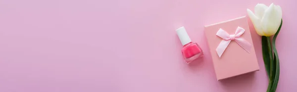 Vista superior da tulipa branca, caixa de presente e esmalte de unhas em rosa, banner — Fotografia de Stock