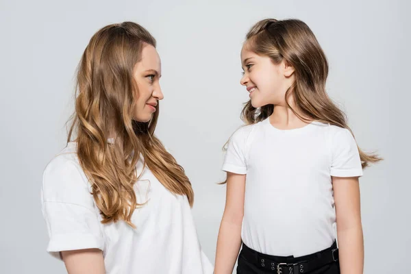 Allegra ragazza guardando la madre isolata su grigio — Foto stock