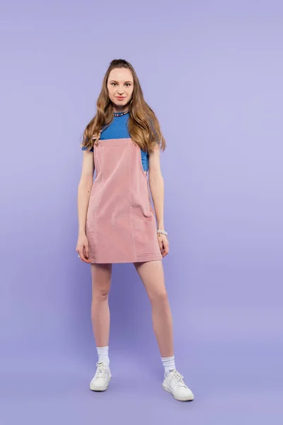 Volle Länge der Frau im allgemeinen Kleid posiert auf lila — Stockfoto