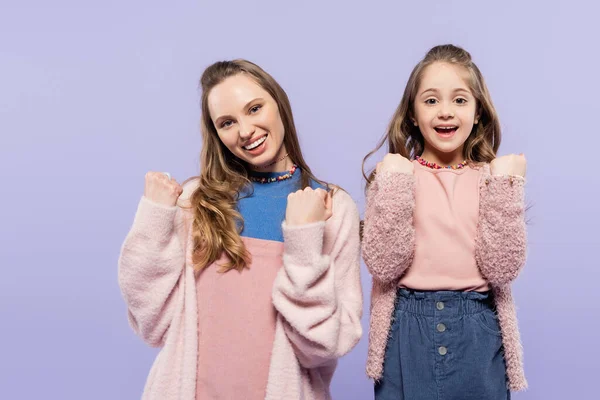 Excited mother and daughter looking at camera isolated on purple — Stock Photo