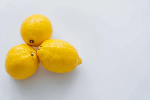 Вид сверху спелых лимонов на белом фоне с пространством для копирования — стоковое фото