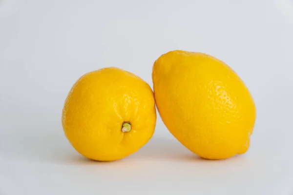 Vista de cerca de limones en la superficie blanca - foto de stock