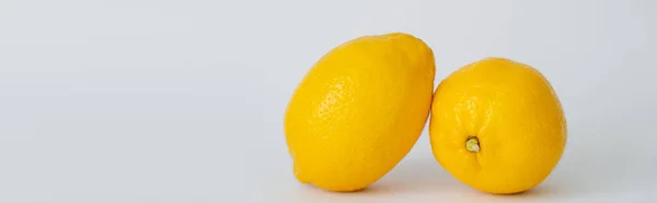 Close up view of organic lemons on white background, banner - foto de stock