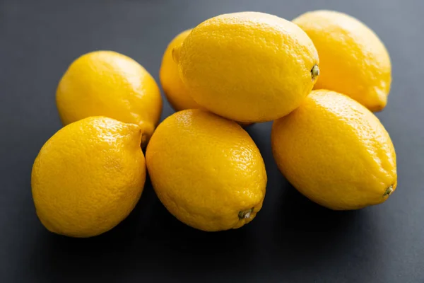 Close up view of juicy lemons on black background — Stock Photo