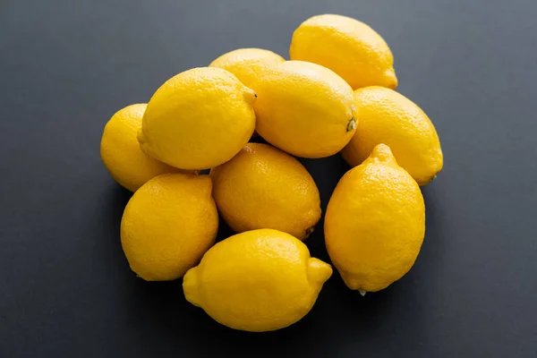 Top view of fresh and juicy lemons on black background — Stock Photo