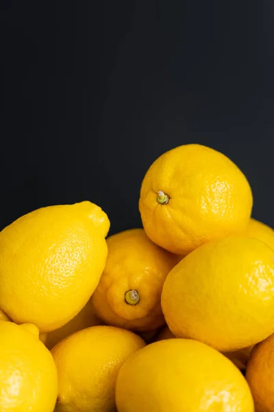 Close up view of organic lemons isolated on black with copy space — Foto stock