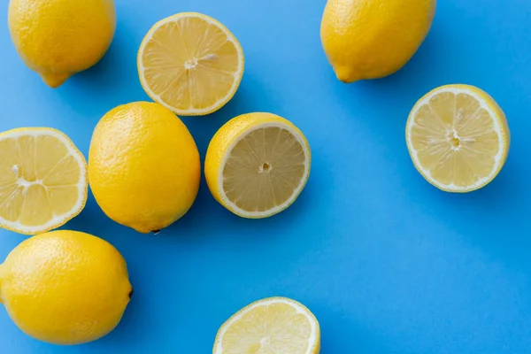 Top view of fresh bright lemons on blue background — Photo de stock