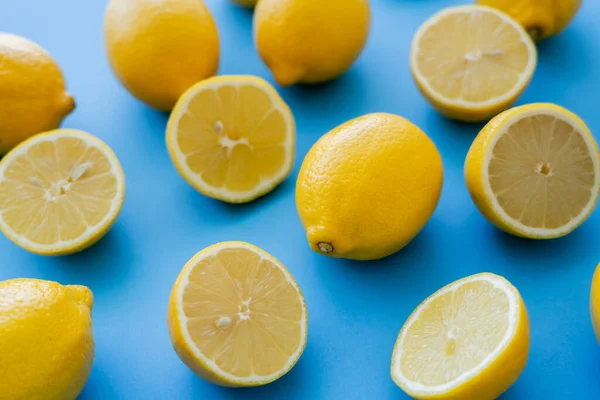 Nahaufnahme von saftigen Zitronen auf blauem Hintergrund — Stockfoto