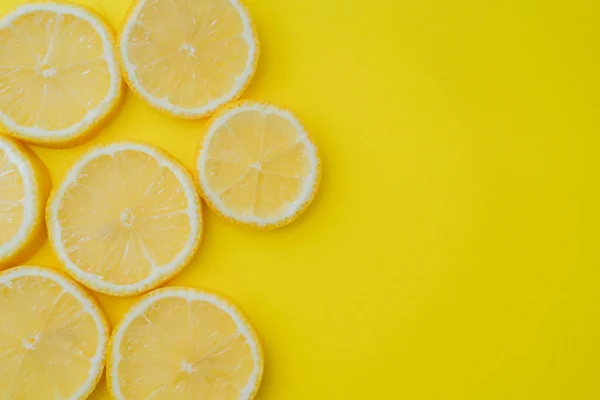 Вид зверху нарізаного лимона на жовтому тлі з пробілом для копіювання — стокове фото