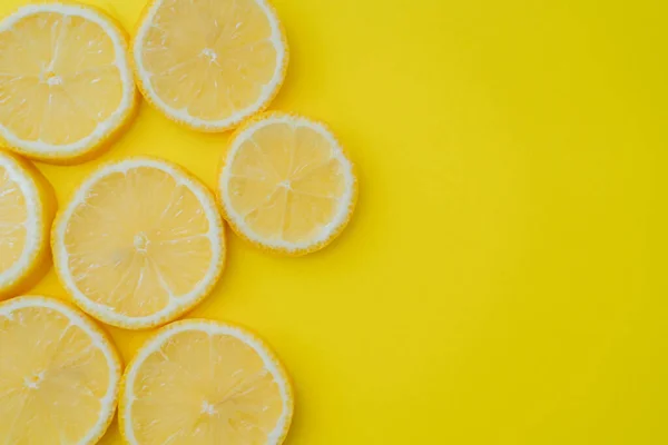 Vue du dessus du citron tranché sur fond jaune avec espace de copie — Photo de stock