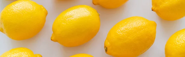 Colocación plana con limones maduros orgánicos sobre fondo blanco, pancarta - foto de stock