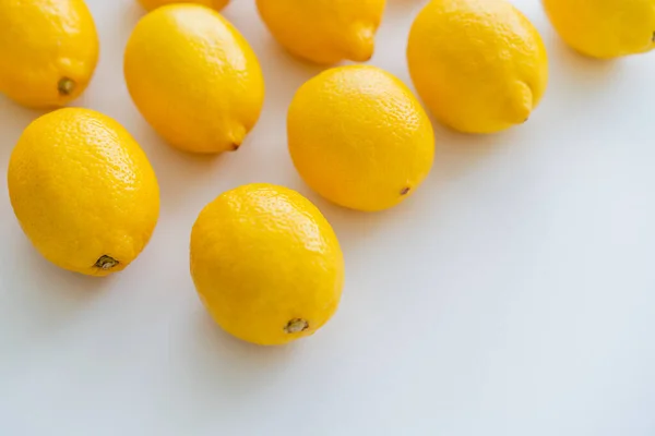 Flat lay with ripe lemons and copy space on white background — стоковое фото