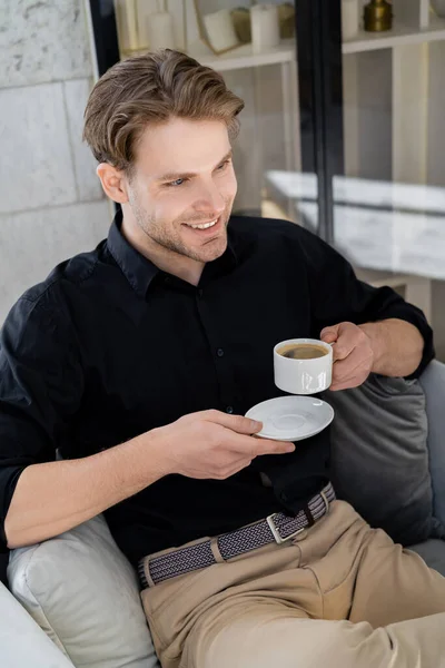 Homem feliz e elegante sentado com café da manhã em casa — Fotografia de Stock