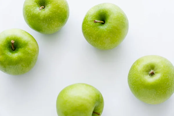 Vista superior de manzanas verdes y maduras en blanco - foto de stock