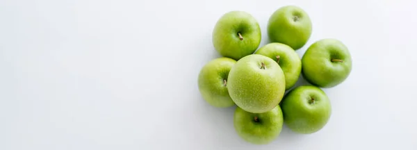 Vista superior de manzanas verdes y maduras en blanco, pancarta - foto de stock