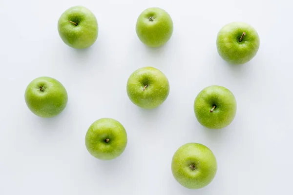 Flache Lage grüner und reifer Äpfel auf weißem — Stockfoto