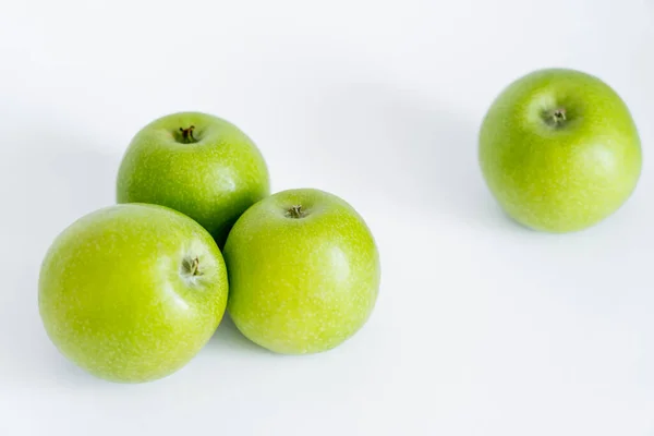 Ripe and fresh green apples on white — Photo de stock